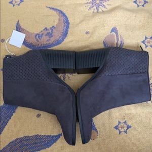 American Eagle small high top boots